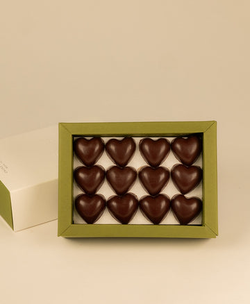 Bonbons chocolat noir coeur caramel praliné cacahuète