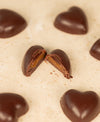 Bonbons chocolat noir coeur caramel praliné cacahuète